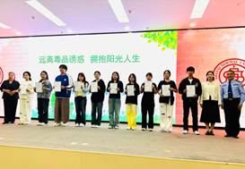 一群人站在一起 AI 生成的内容可能不正确。